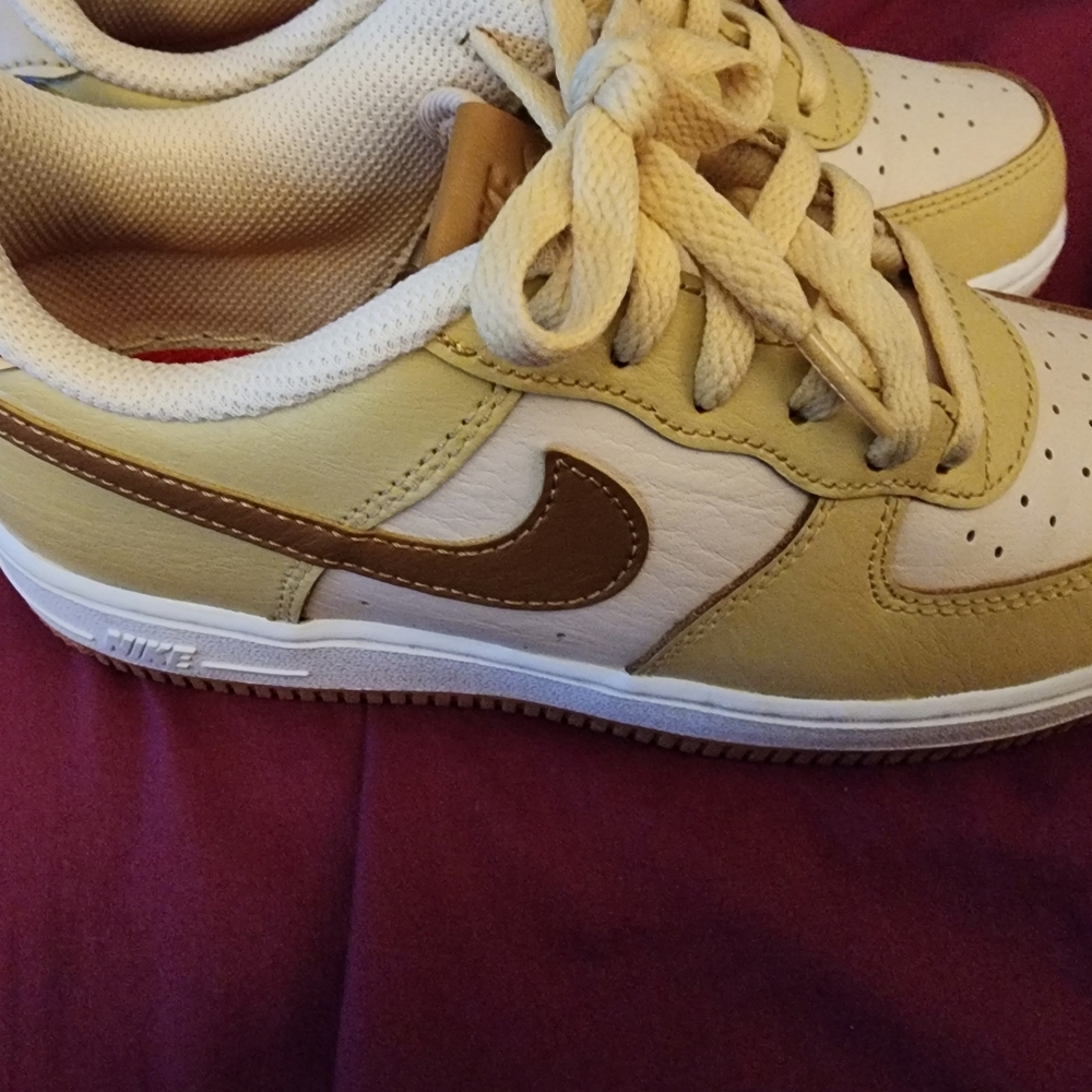 NIKE AIR FORCE 1 LV8 CASUAL SHOES